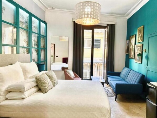 1 chambre, coffre-fort, bureau, fer et planche à repasser