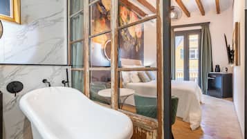 Habitación Deluxe doble | Baño | Artículos de higiene personal ecológicos, secador de pelo y albornoces