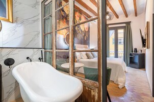 Deluxe Double Room | Bathroom | Eco-friendly toiletries, hair dryer, bathrobes, slippers