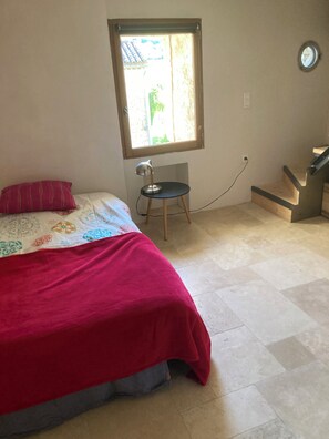 2 soverom, strykejern/-brett, reiseseng for barn og wi-fi (inkludert)