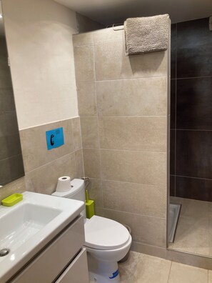 Dusche, Haartrockner, Handtücher, Toilettenpapier