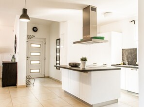 Kühlschrank, Mikrowelle, Ofen, Geschirrspüler