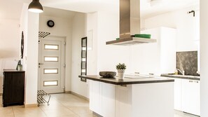 Refrigerador, microondas, horno y lavavajillas 