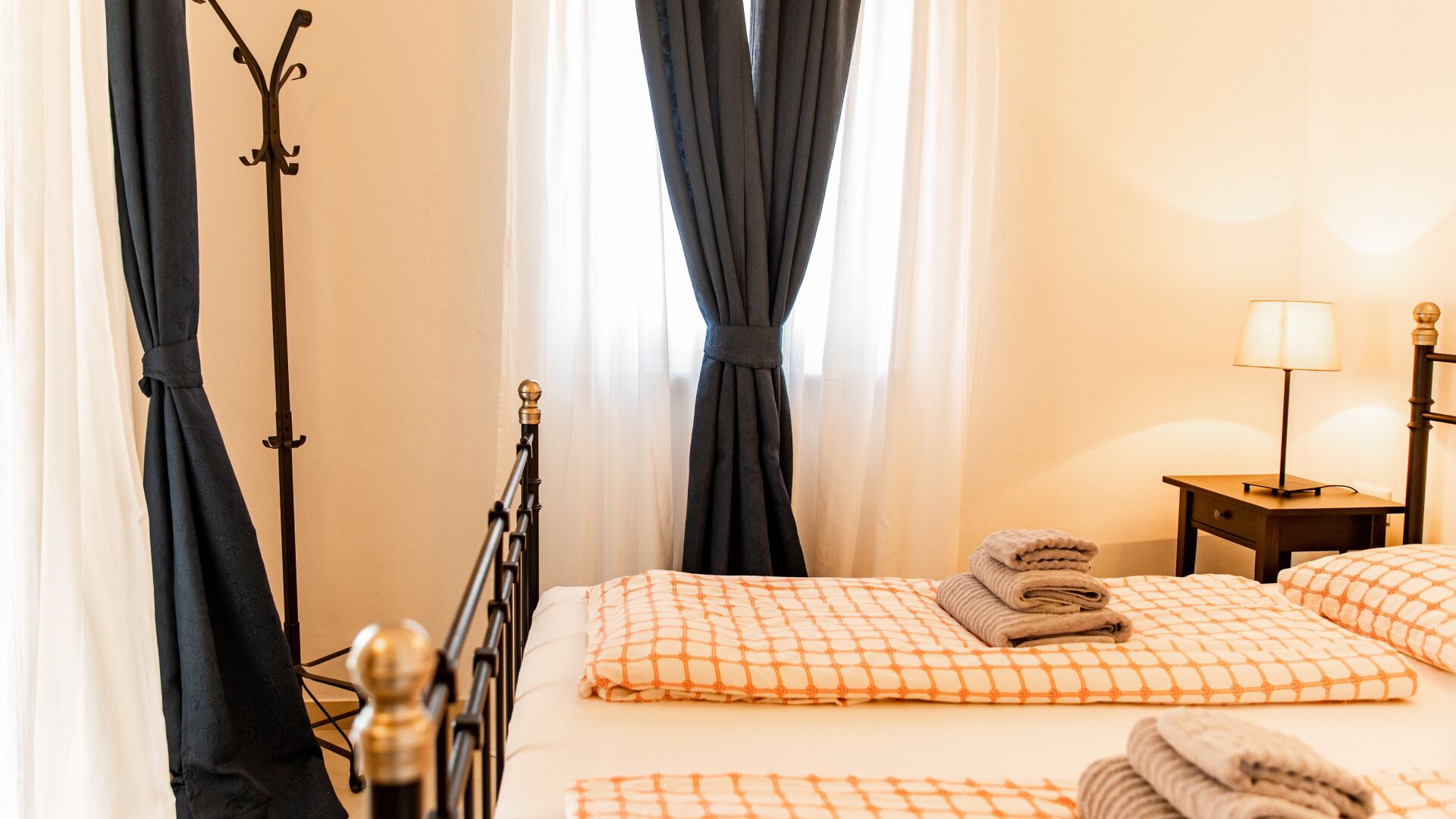 3 室のベッドルーム、アイロン / アイロン台、WiFi (無料)、ベッドシーツ