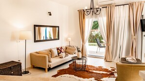 TV, fireplace - Villa Torre II by Villas Guide (Frata)