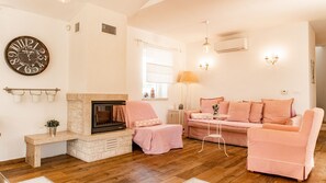 TV, fireplace - Villa Torre IV by Villas Guide (Frata)