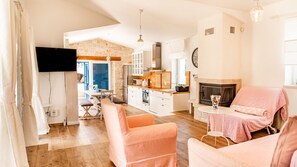 TV, fireplace - Villa Torre IV by Villas Guide (Frata)