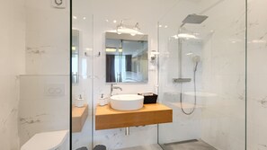 Douche, séchoir à cheveux, serviettes fournies
