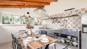 Réfrigérateur, four à micro-ondes, un four, lave-vaisselle