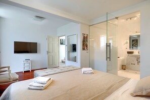 5 bedrooms, iron/ironing board, free WiFi, bed sheets