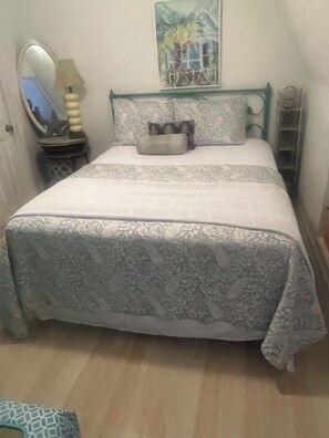 2 bedrooms, desk, iron/ironing board, WiFi - Tybee Breeze #2 (Tybee Island)