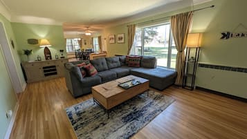 Smart-TV, Kamin, Tischtennisplatte, Bücher