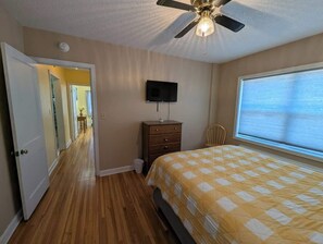 5 bedrooms, iron/ironing board, travel crib, free WiFi - Brick House on the River at Riverside Point Resort (Park Rapids)