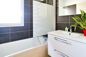 Regadera, secadora de cabello, toallas 