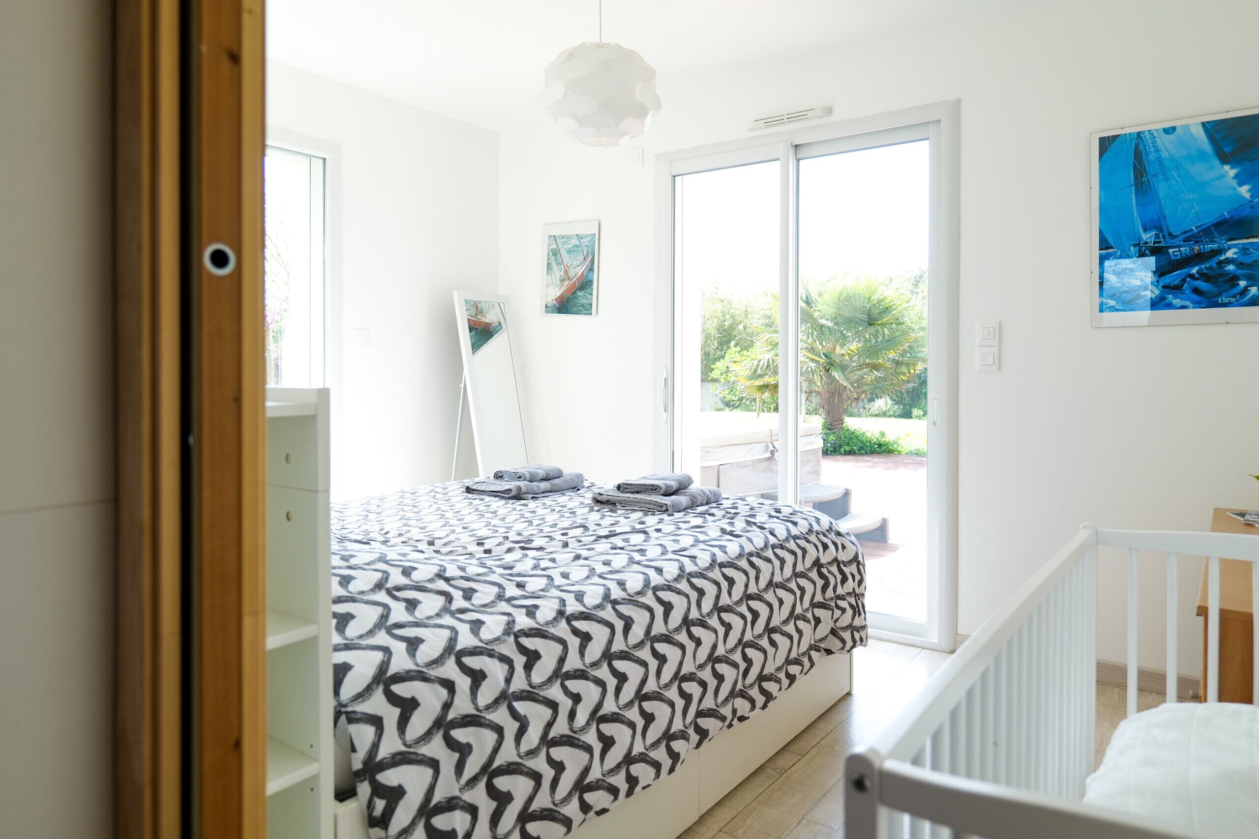 4 bedrooms, iron/ironing board, free WiFi, bed sheets