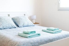 4 bedrooms, iron/ironing board, free WiFi, bed sheets - Recent house, quiet location, Les Sables - sleeps 8 (Les Sables-d´Olonne)