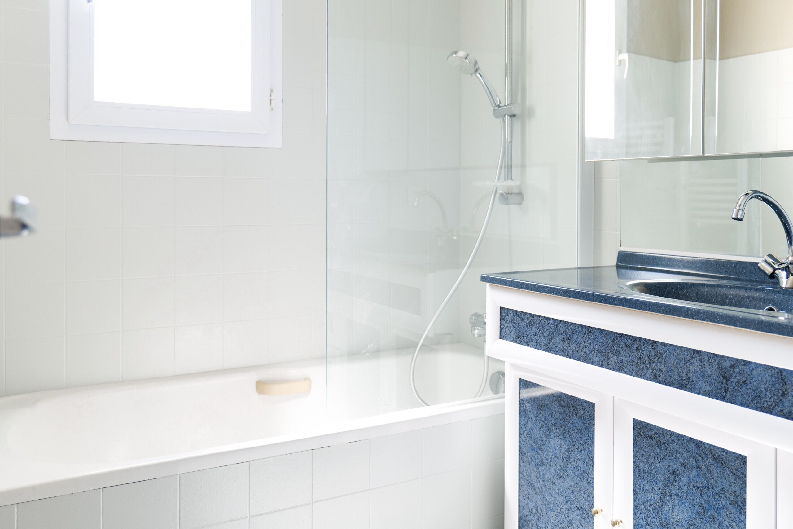 Douche, sèche-cheveux, serviettes fournies
