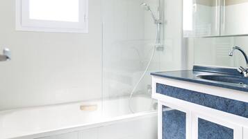 Douche, sèche-cheveux, serviettes fournies