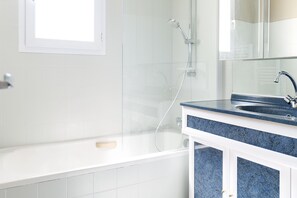 Shower, hair dryer, towels