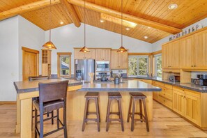 Kjøleskap, mikrobølgeovn, ovn og kokeplater