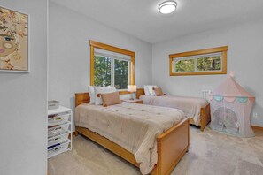 3 bedrooms, iron/ironing board, WiFi - AC, on the Deschutes River, luxury, quiet, 5*view! (Bend)