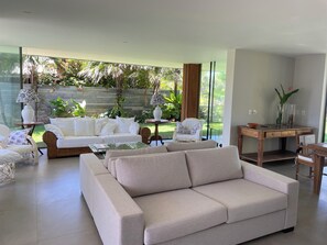 Smart TV - Paraíso pé na Areia com 6 Suítes (Canto Do Mar Camaçari)