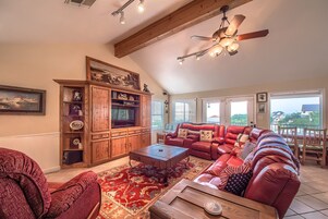 House, 5 Bedrooms | Living area | Smart TV