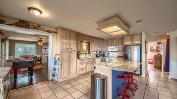 House, 5 Bedrooms | Private kitchen | Fridge, oven, coffee/tea maker, toaster