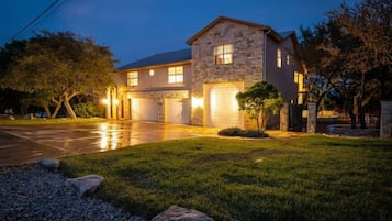 House, 5 Bedrooms | Exterior