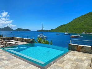 Una piscina al aire libre, una piscina climatizada