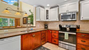 Condo, 5 Bedrooms | Private kitchen