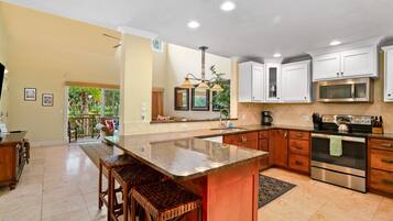 Condo, 5 Bedrooms | Private kitchen