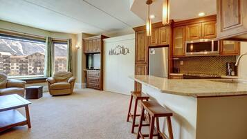 Studio | Eget kjøkken | Kjøleskap, ovn, kaffetrakter/tekoker og brødrister