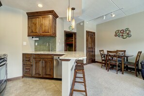 Studio | Private kitchen | Fridge, oven, coffee/tea maker, toaster