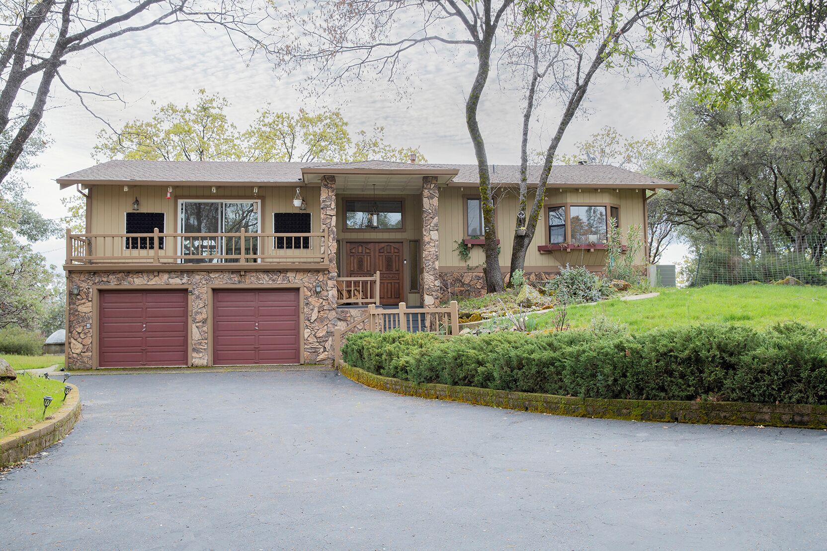 Sonora Splendor – Stately 3 BDR on Secluded Lot w/ Sauna, Pool Table & More!
