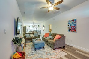 Living area - Charming Tampa Home < 3 Mi to Busch Gardens! (Tampa)