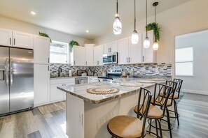 Hus (4 Bedrooms) | Eget kjøkken | Mikrobølgeovn, ovn, kokeplater og oppvaskmaskin