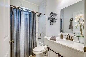 House (4 Bedrooms) | Bathroom - Charming Tampa Home < 3 Mi to Busch Gardens! (Tampa)