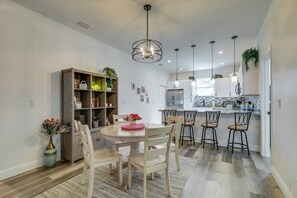 Dining - Charming Tampa Home < 3 Mi to Busch Gardens! (Tampa)