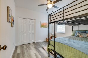 4 bedrooms, bed sheets - Charming Tampa Home < 3 Mi to Busch Gardens! (Tampa)