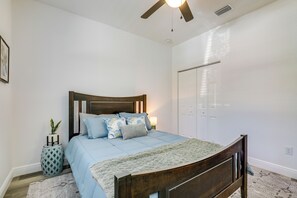 4 bedrooms, bed sheets - Charming Tampa Home < 3 Mi to Busch Gardens! (Tampa)