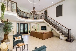 House (6 Bedrooms) | Interior