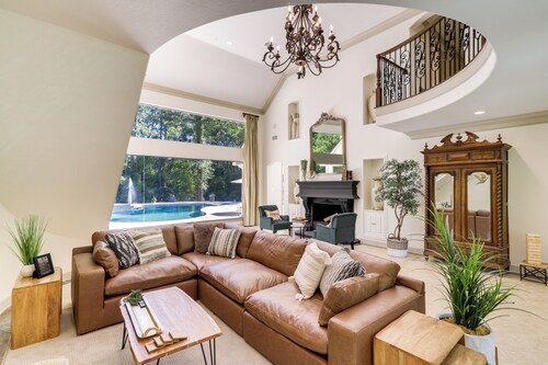 Private 25 Acre Estate w/ Lake: Fish & Canoe!