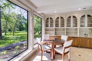 House (6 Bedrooms) | Interior