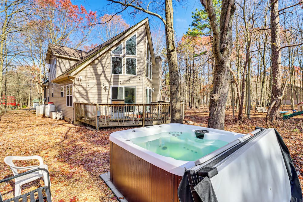 Serene Poconos Cabin w/ Hot Tub & Beach Access! - Towamensing Township, PA