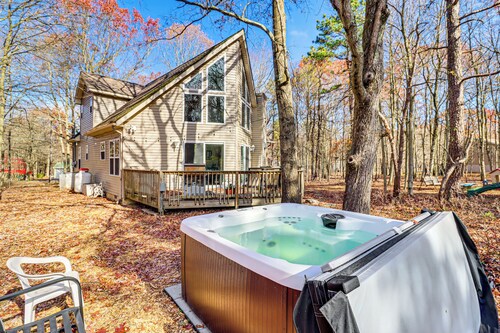 Serene Poconos Cabin w/ Hot Tub & Beach Access!