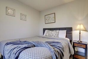 Interior - 9 Mi to Dollywood: Pet-friendly Smoky Mtn Cabin! (Sevierville)