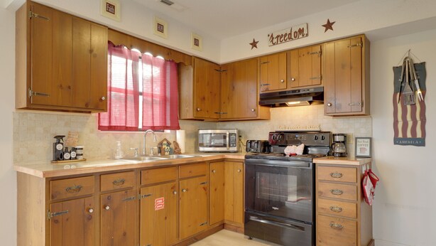 Interior - Fishing Pond & Smoky Mtn Views: Couple's Getaway (Sevierville)
