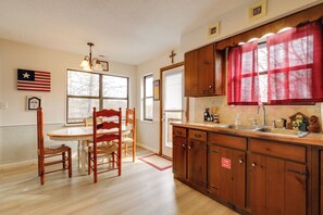 Interior - 9 Mi to Dollywood: Pet-friendly Smoky Mtn Cabin! (Sevierville)