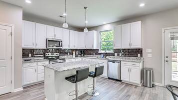 House (3 Bedrooms) | Interior